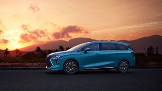 M4 Hev U-Tour Sedan Thumbnail